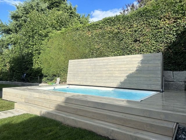 Swim Spa mit Holzdesign auf der Terasse