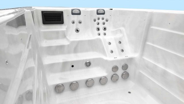 Swim Spa Becken Ansicht mit Düsen