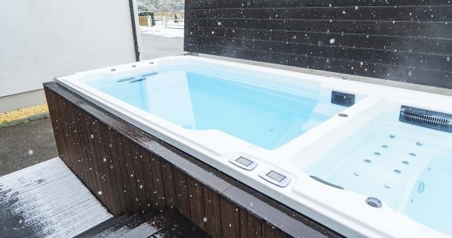 Gefülltes Swim Spa auf der Terrasse